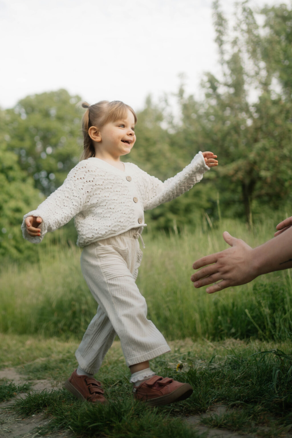 Galerie Ein kleines Mädchen rennt in die Arme Familienfotografie