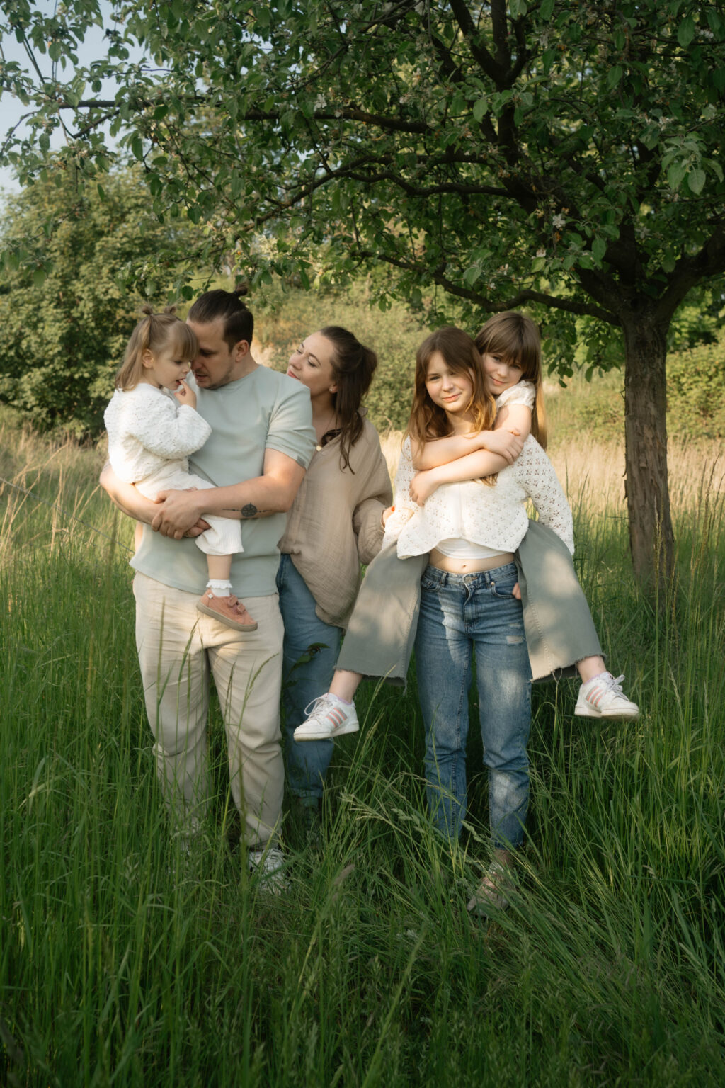 Galerie Eine ganze Familie in der Natur bei einem Familienshooting Familienfotografie