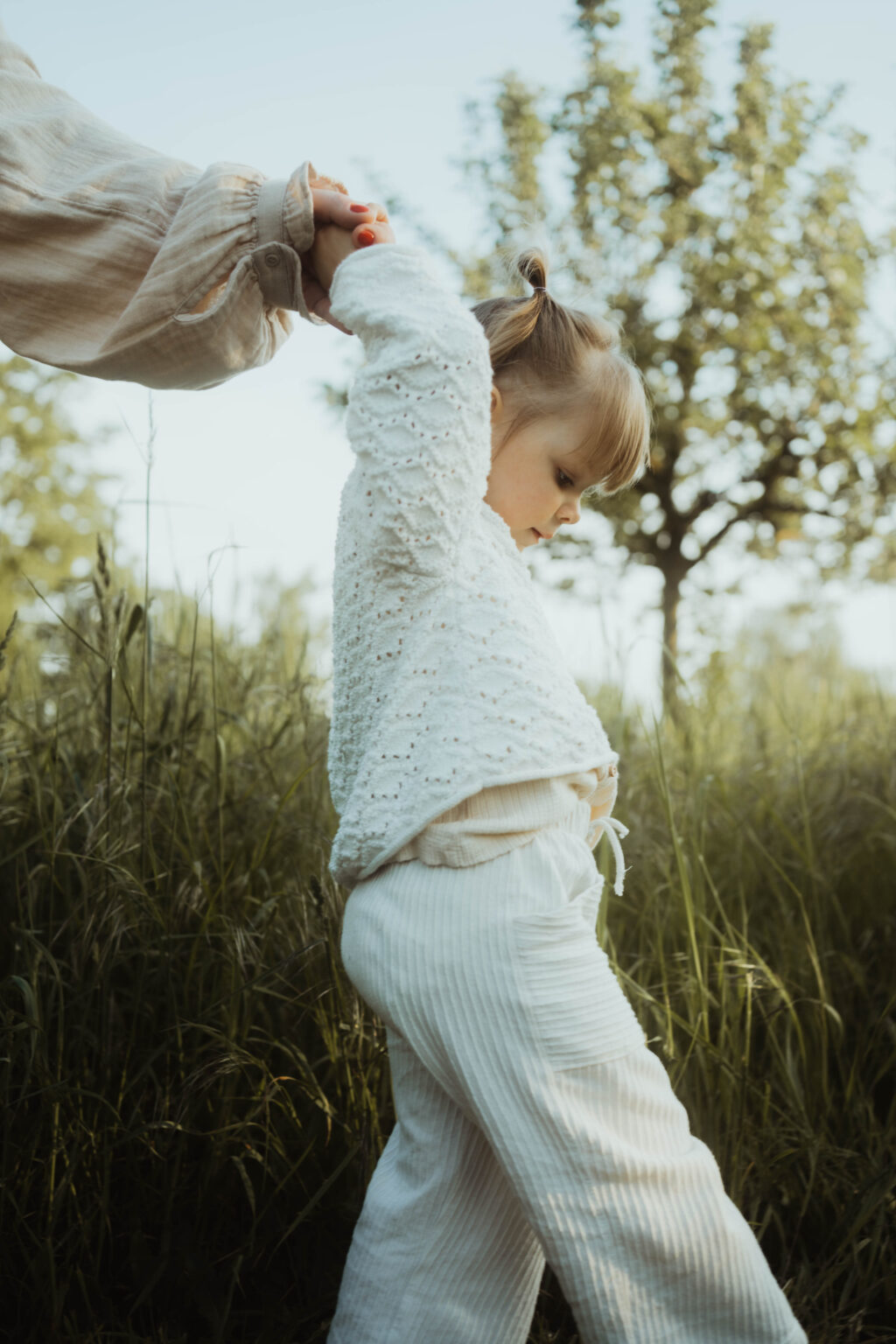 Galerie Ein Mädchen die eine Hand hält in der Natur beim Familienshooting