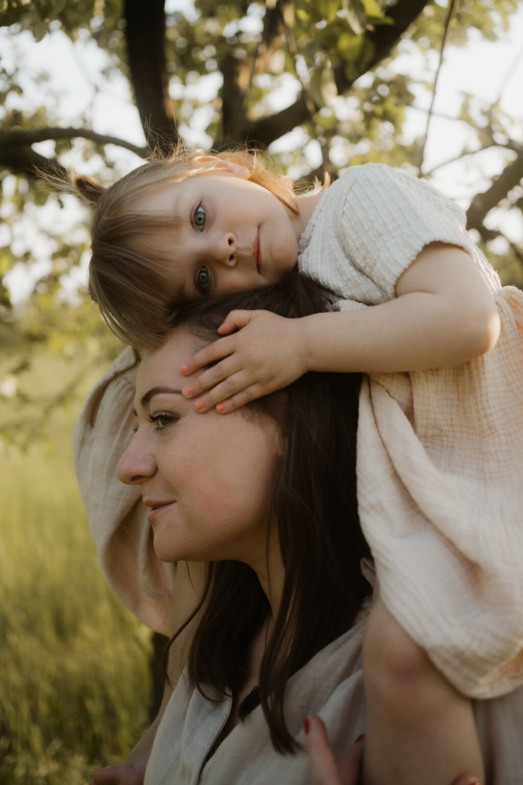 Galerie Ein Mädchen umarmt die Mama in der Natur Familienfotografie