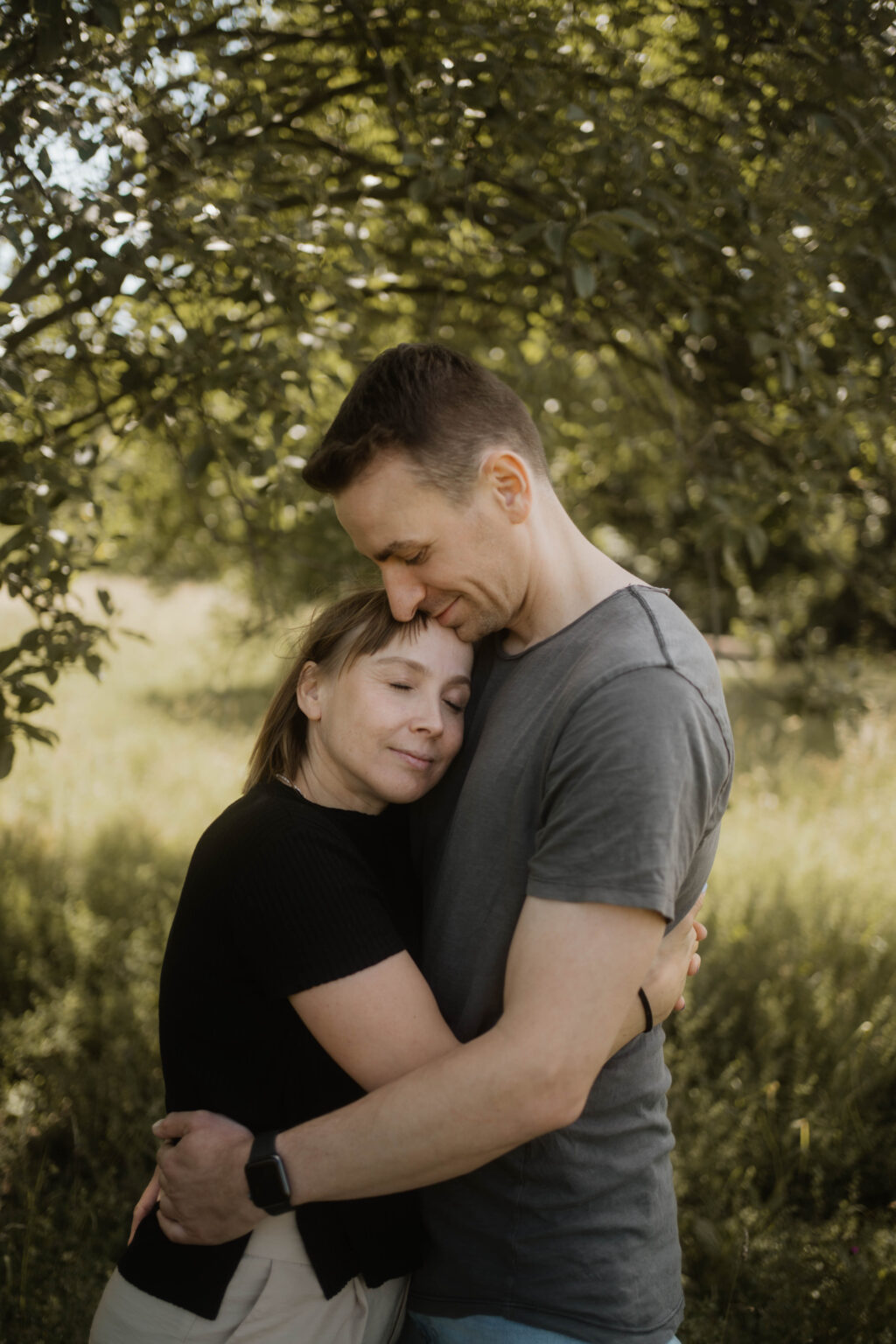 Galerie Ein Paar in der Natur umarmt sich Familienfotografie Paarfotografie