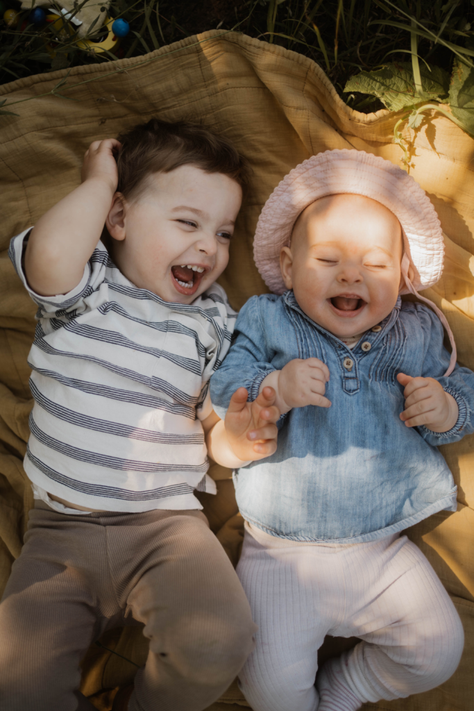Galerie Zwei fröhliche Kinder bei einer Familienfotografiein der Natur