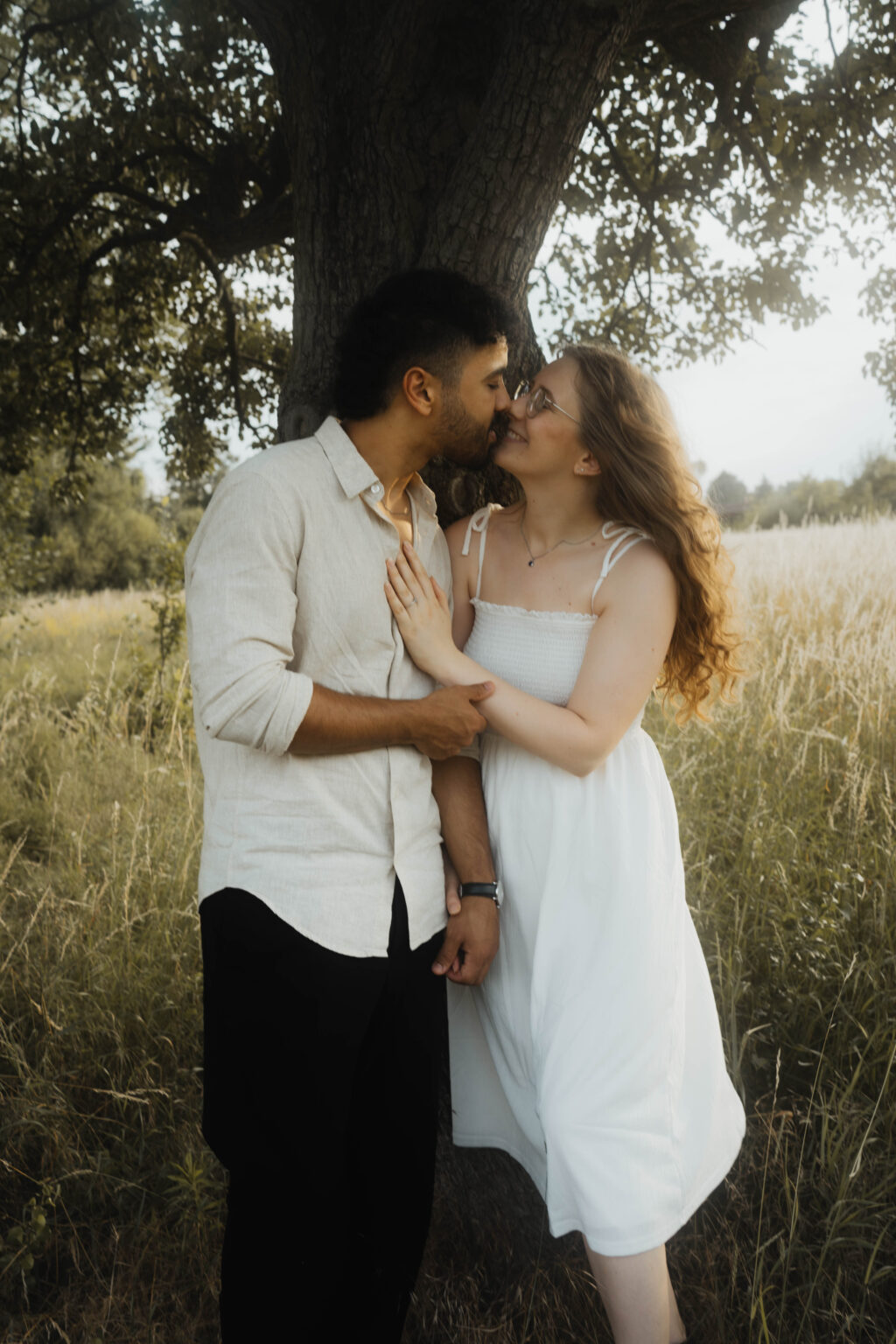 Galerie Junges Paar in der Natur küssend Familienfotografie