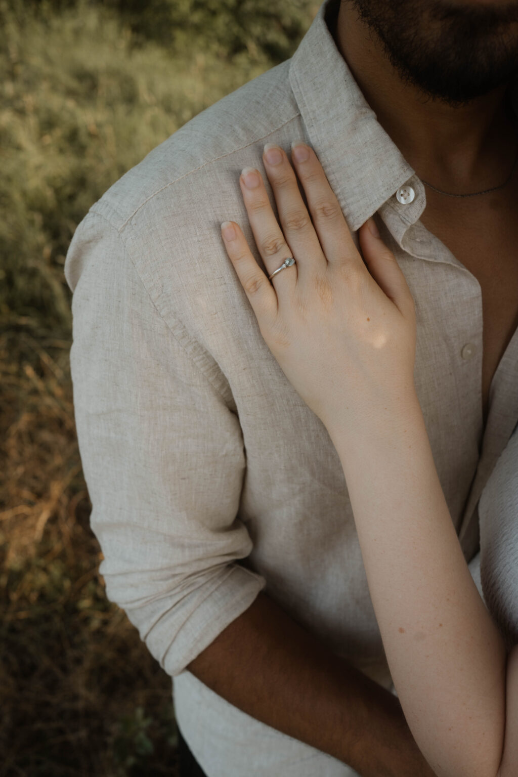 Galerie Verlobung eine Hand mit einem Verlobungsring Paarfotografie