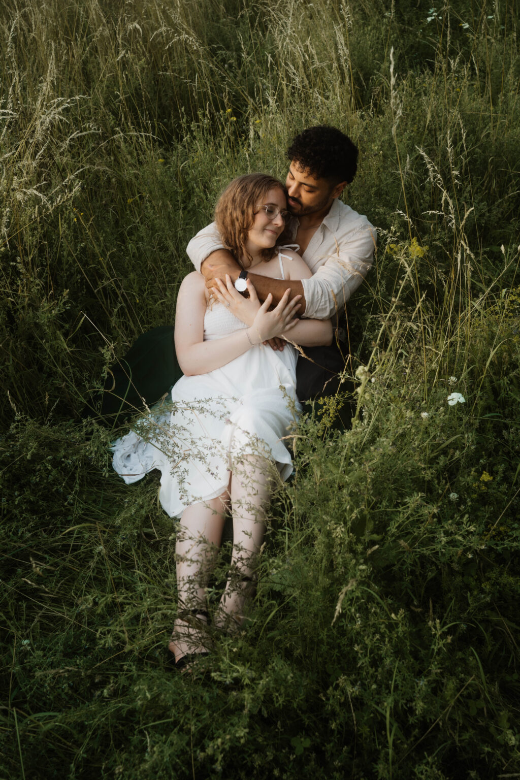 Galerie Ein Paar sitz in der Natur bei ihrer Verlobung Familienfotografie