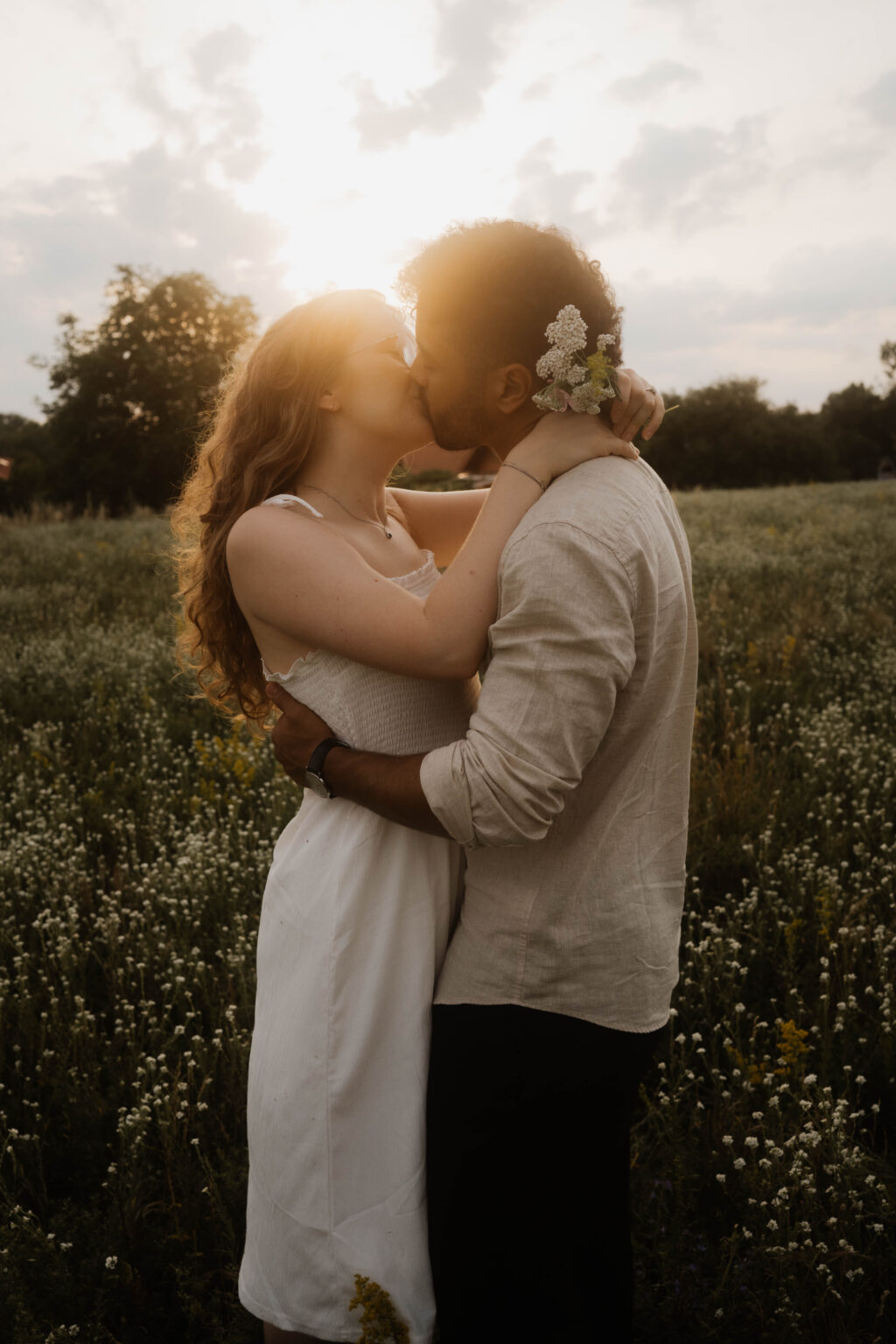 Galerie Ein Paar im Sonnenuntergang küssend Paarfotografie Coupleshoot