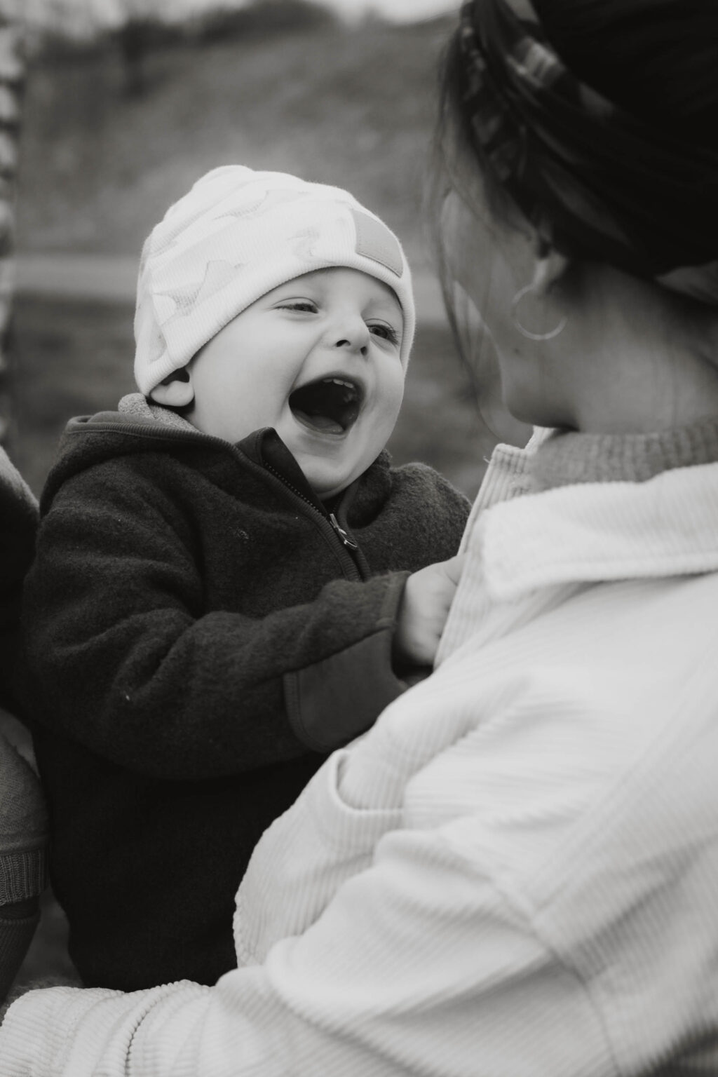 Galerie Ein fröhliches Kind bei einer Familienfotografiein der Natur