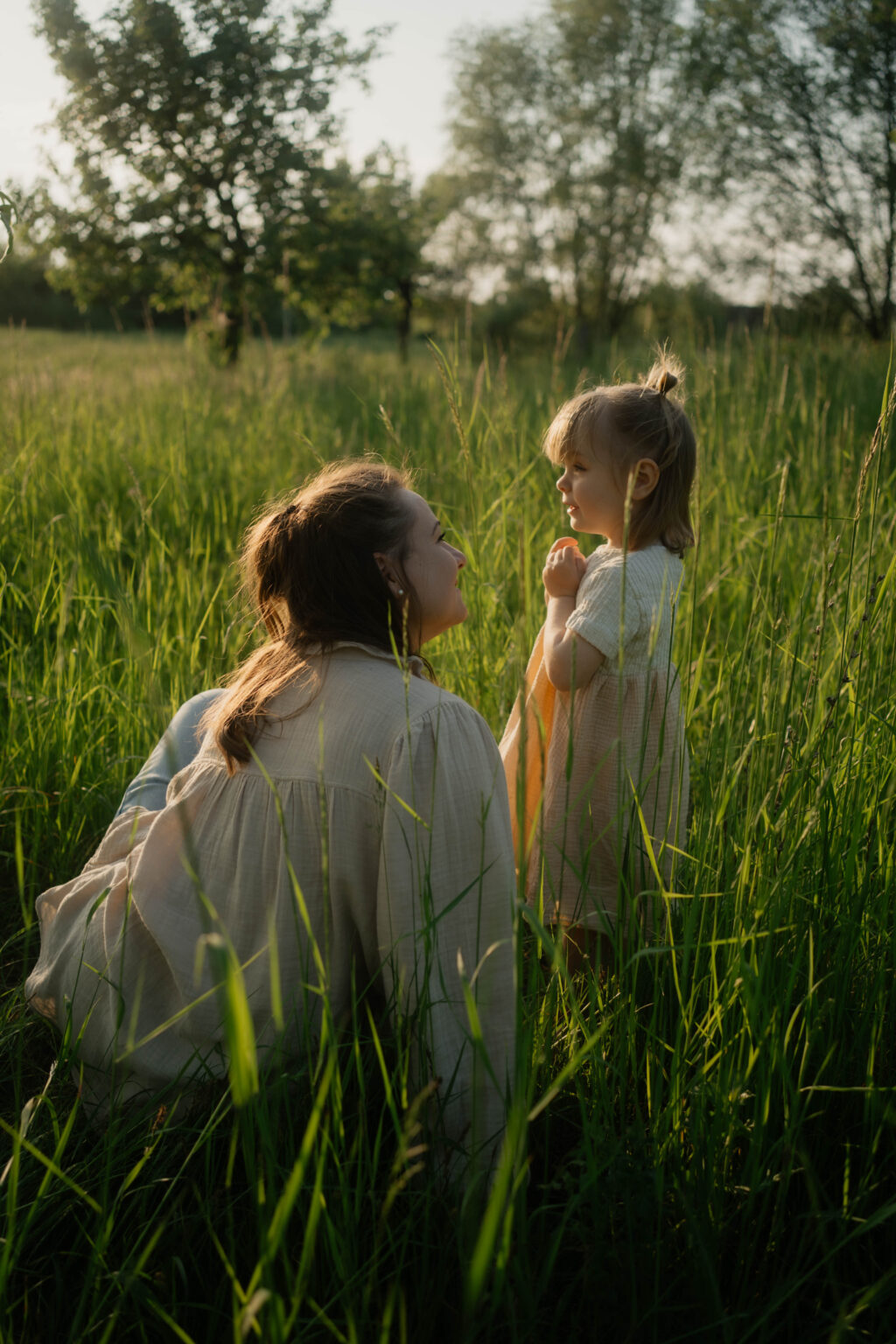 Galerie Mutter und kleine Tochter im hohen Grad in der Natur Familienfotografie