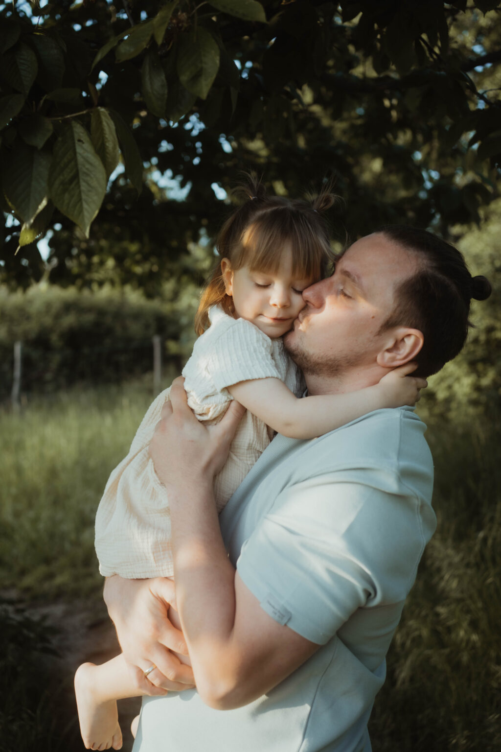 Galerie Ein Mädchen umarmt den Papa in der Natur Familienfotografie