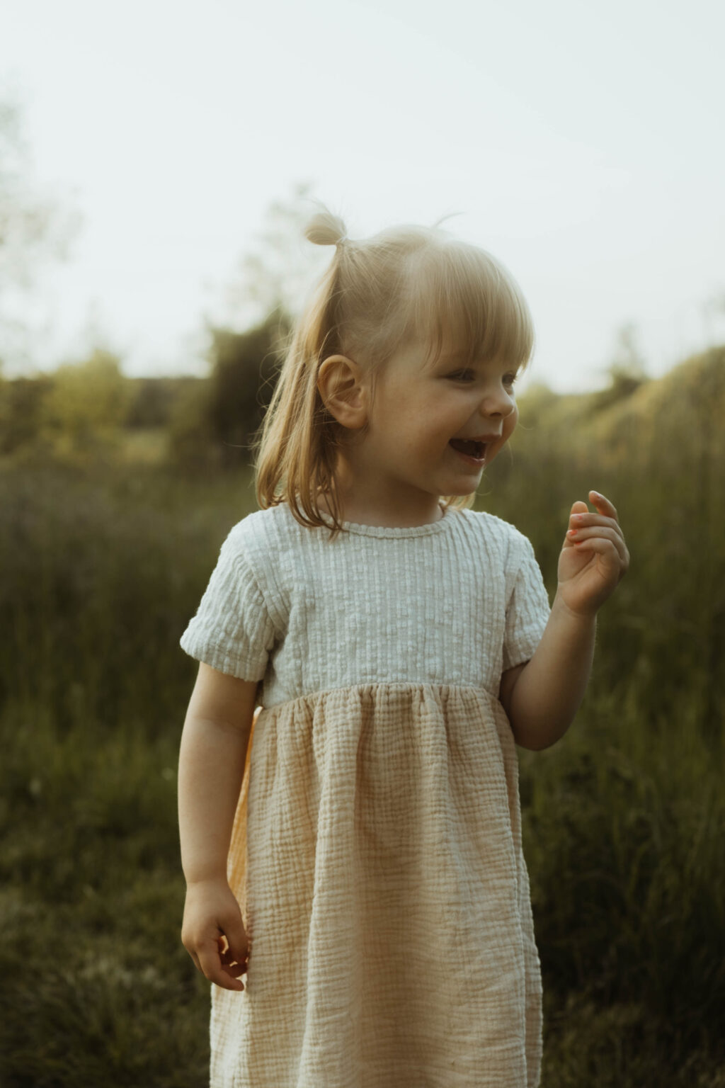 Galerie Kleines Mädchen in der Natur Sonnenuntergang lachend Familienfotografie
