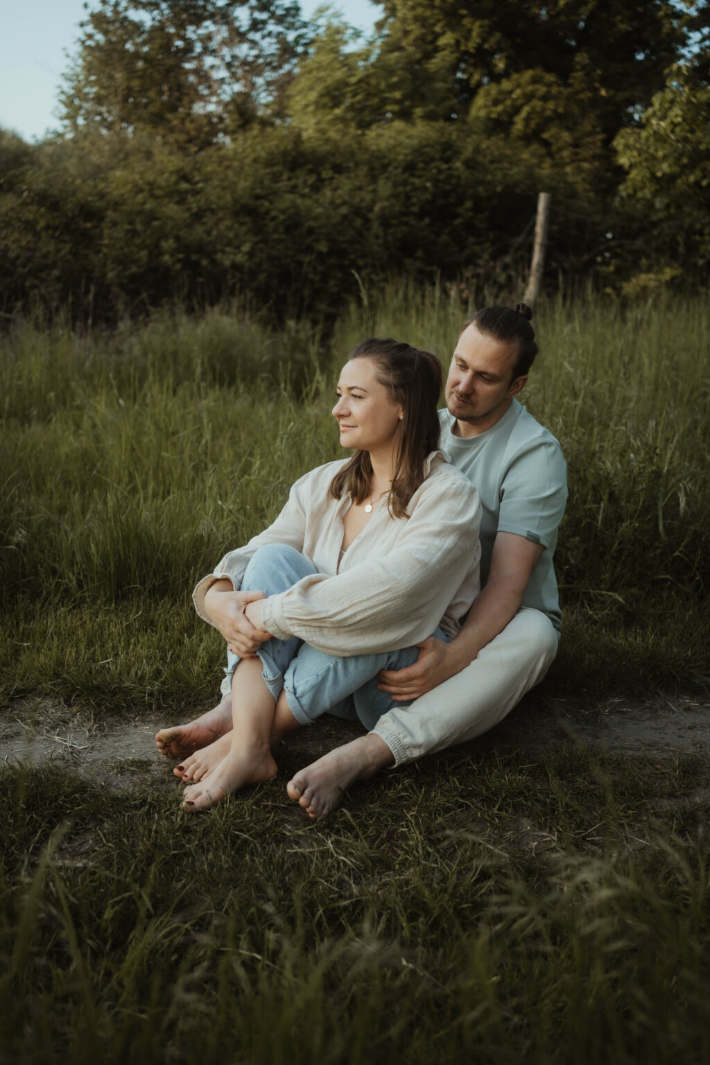 Galerie Paar sitzt in der Natur Familienfotografie