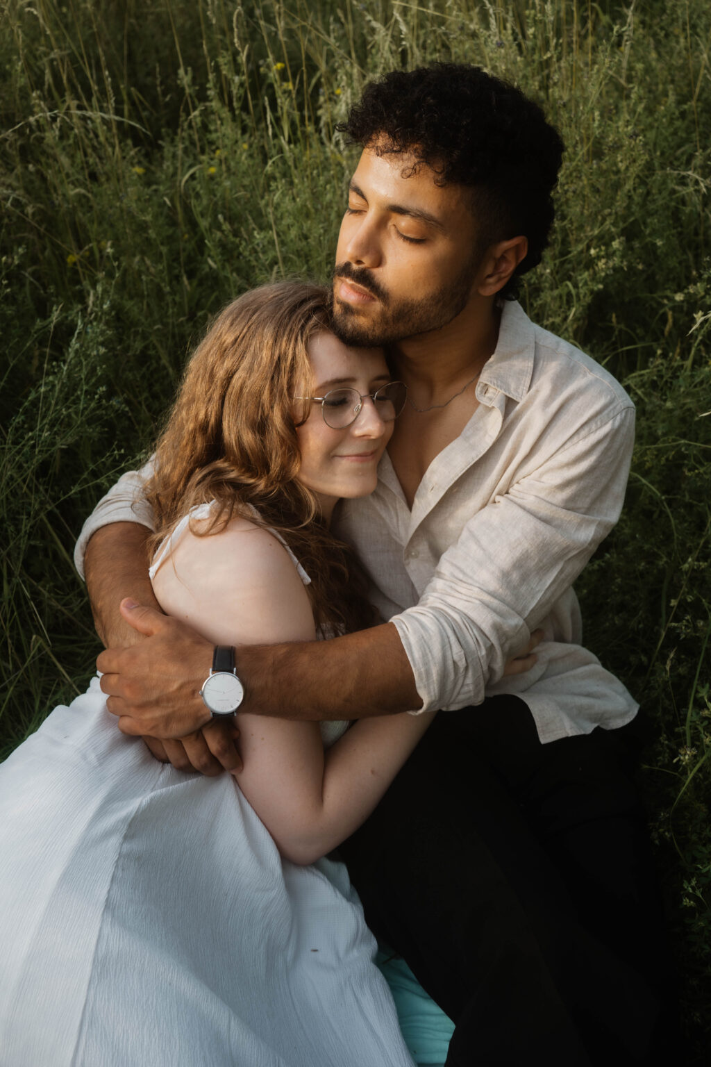 Galerie Paar umarmt sich in der Natur Familienfotografie Verlobung