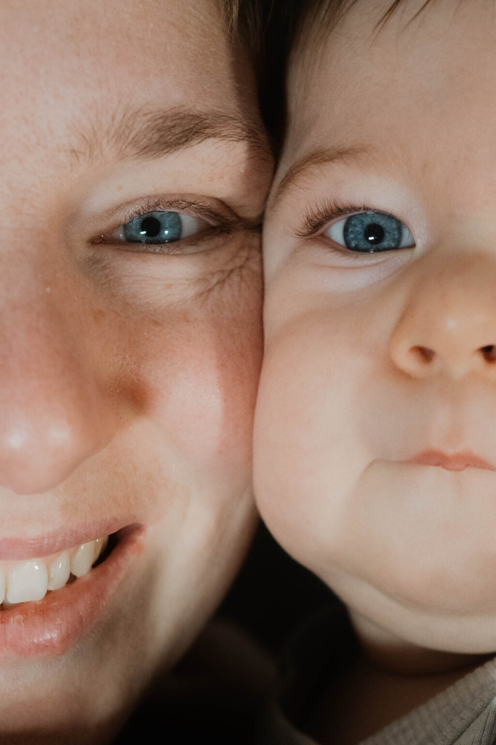 Galerie Nahaufnahme Mutter und Baby blaue Augen Familienfotografie