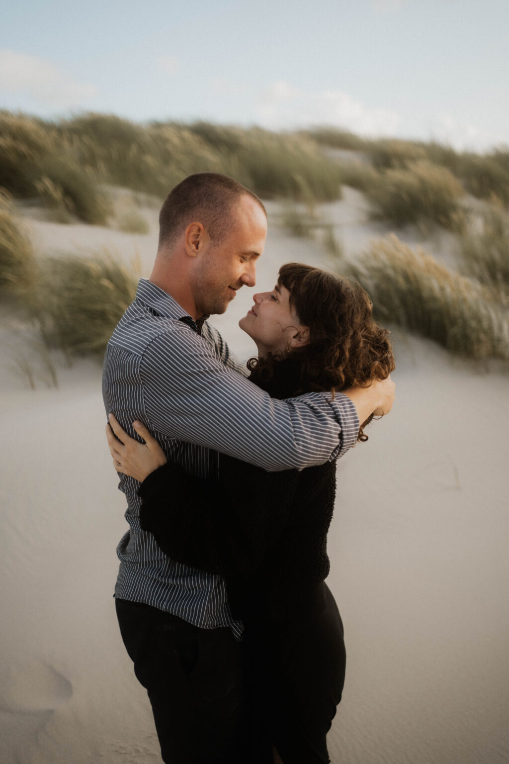 Galerie Paar am Strand umarmt sich Familienfotografie Paarfotografie