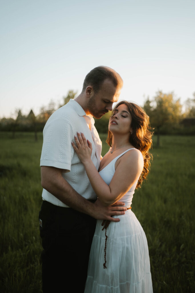 Galerie Ein Paar in der Natur bei Sonnenuntergang bei Paarfotografie Coupleshooting