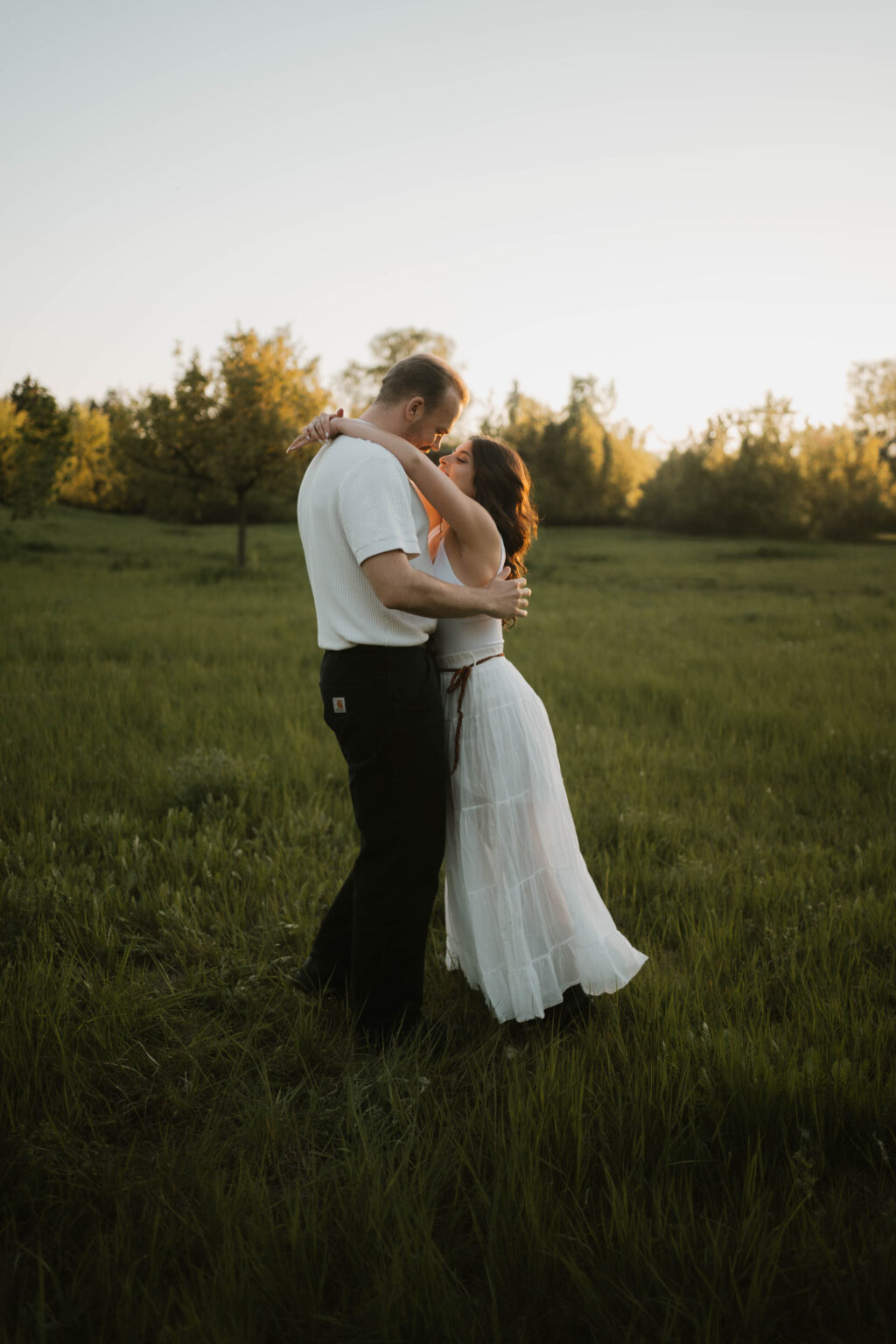 Galerie Junges Paar in der Natur bei Sonnenuntergang Familienfotografie Paarfotografie