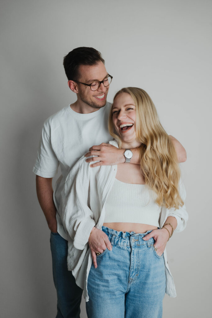 Galerie Paar im Studio Paarfotografie lachend Familienfotografie Couplefotografie