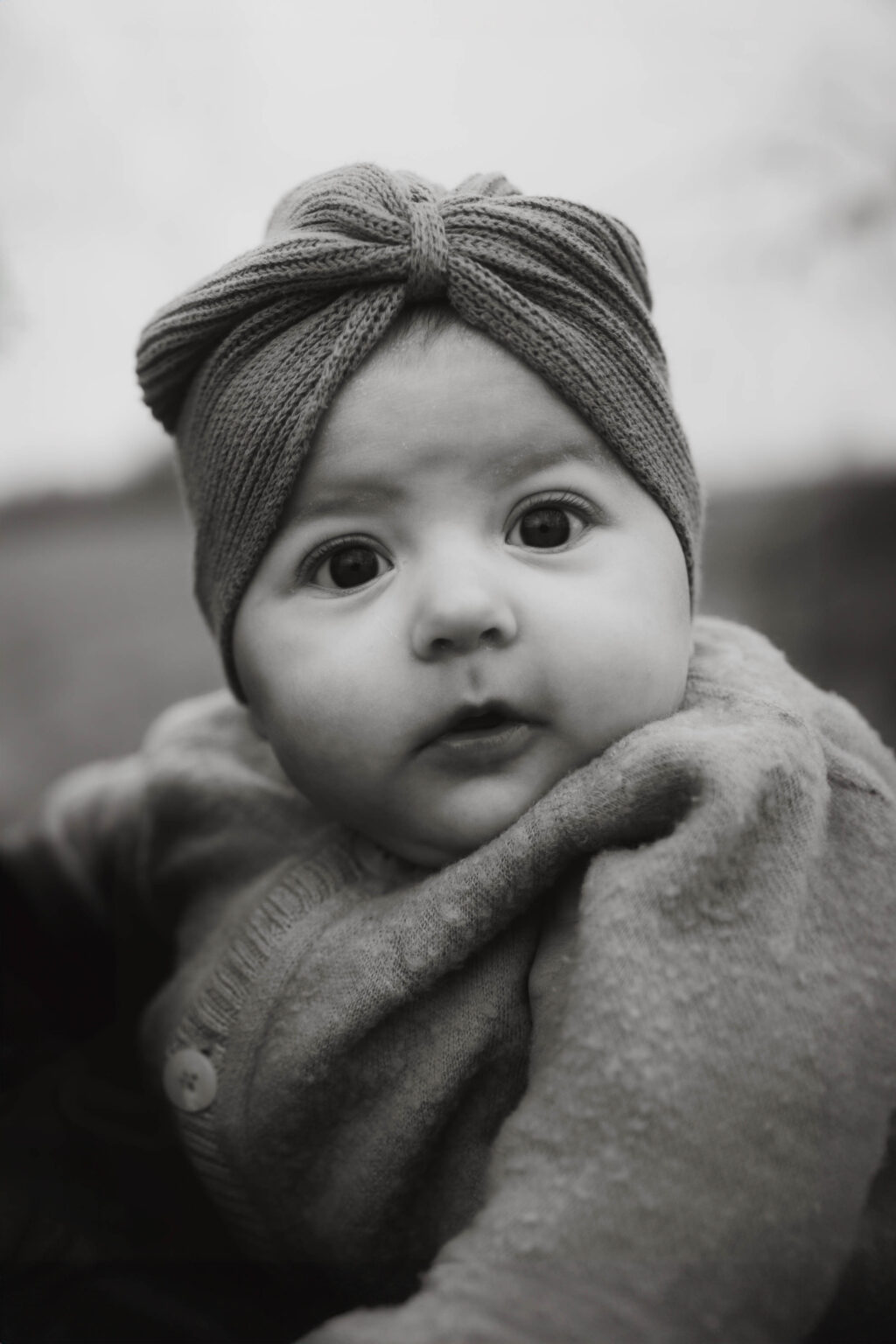 Neugeborenes Kind bei einem Spaziergang auf dem Arm Familienfotografie in Berlin & Brandenburg