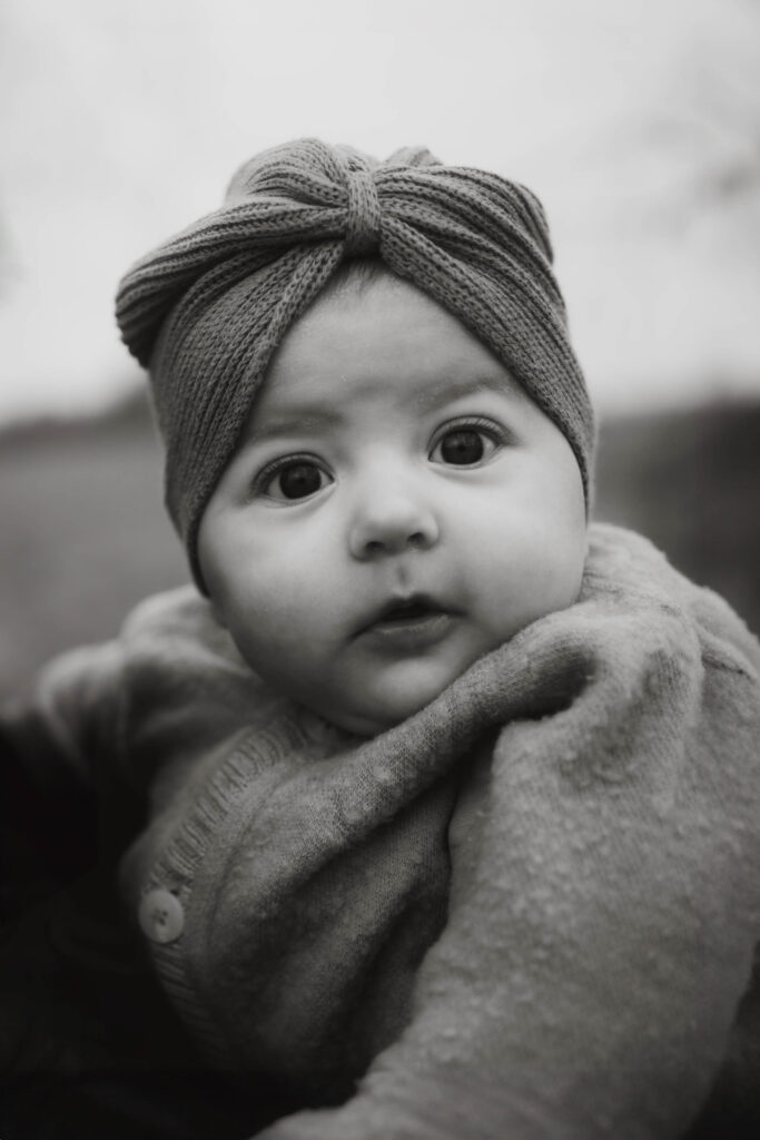 Neugeborenes Kind bei einem Spaziergang auf dem Arm Familienfotografie in Berlin & Brandenburg