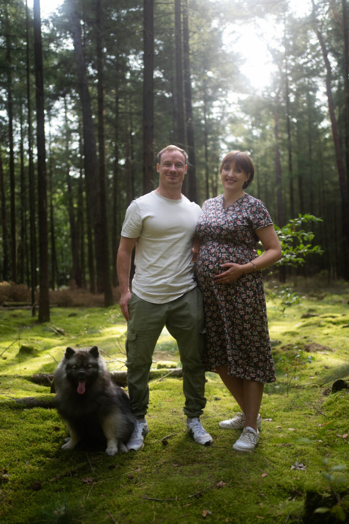 Schwangere Frau mit Mann und Hund im Wald Familienfotografie in Brandenburg