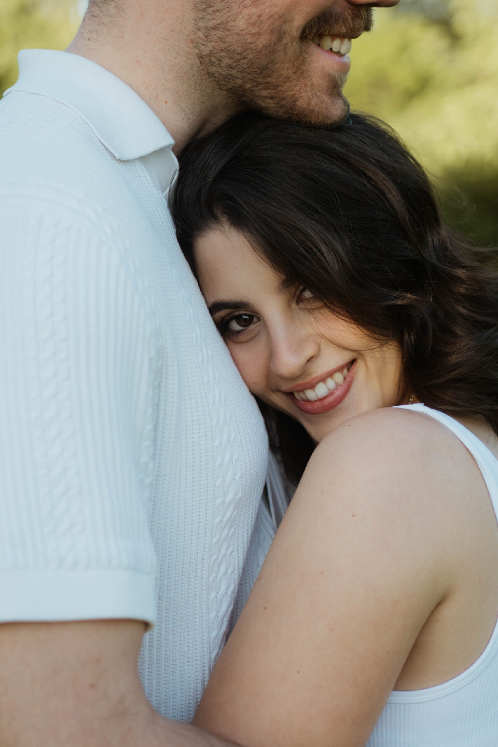 Paar eng aneinander Hochzeit in Berlin