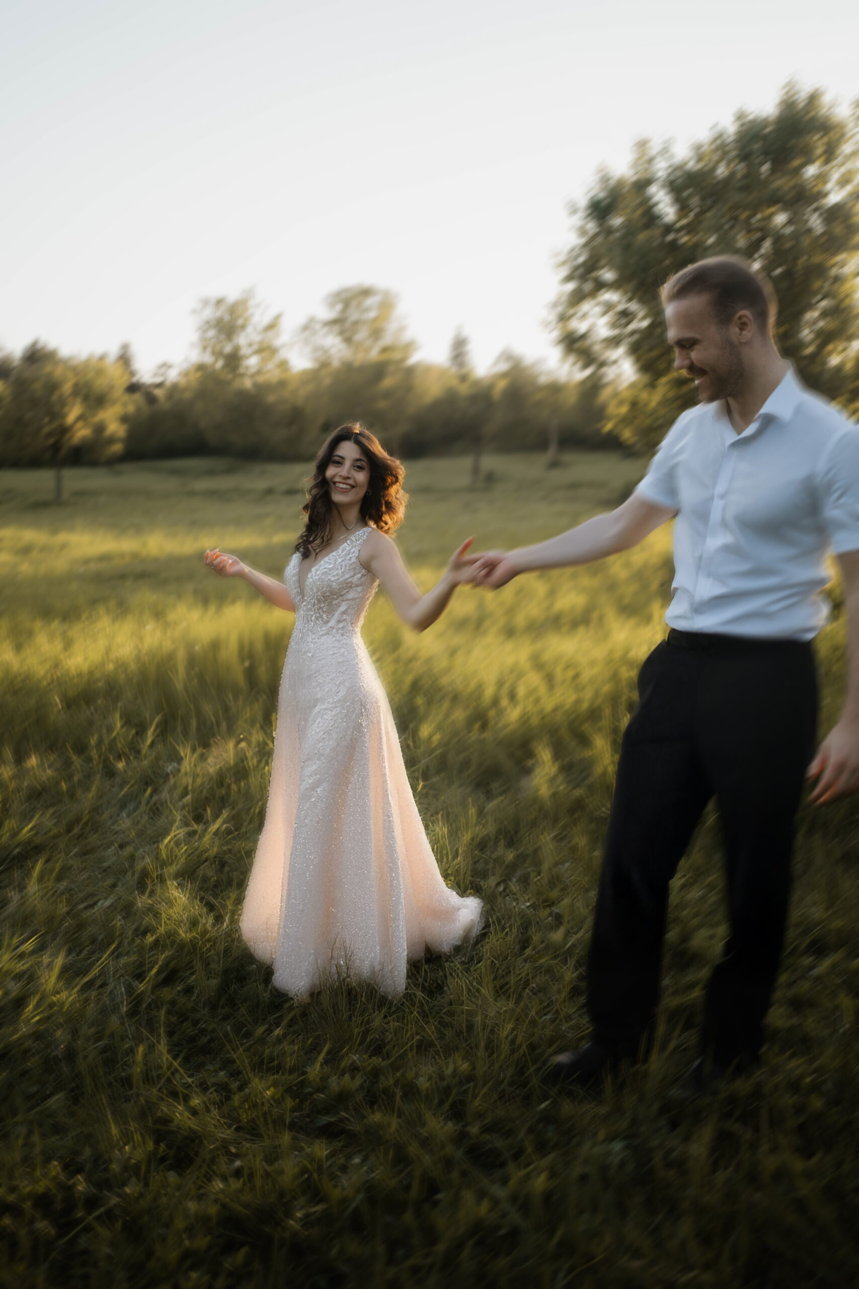 Hochzeitspaar in Berlin tanzend