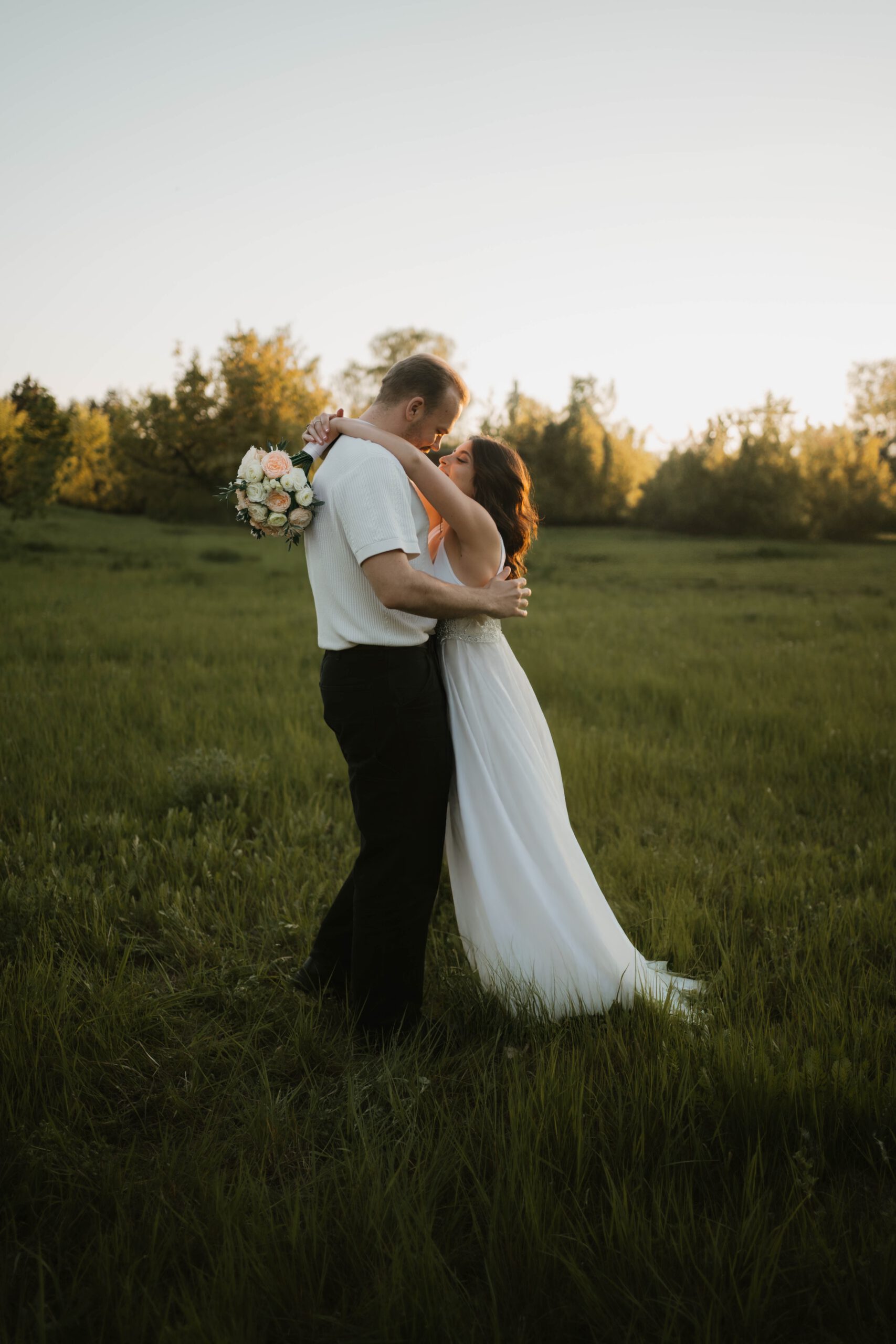 Brautpaar bei Sonnenuntergang Hochzeitsfotografie in Berlin & Brandenburg