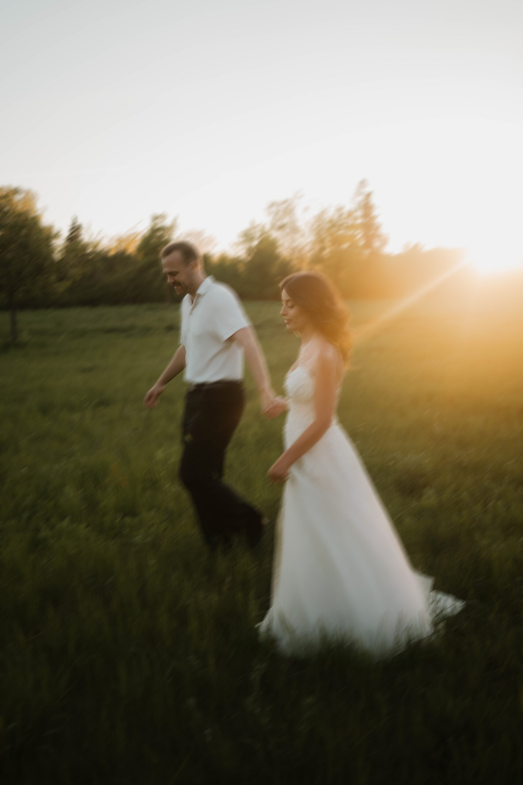 Hochzeitspaar läuft über Wiese in Berlin & Brandenburg