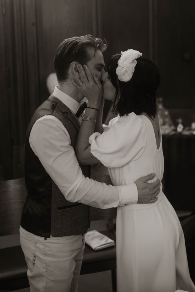 Standesamt Paar küsst sich bei der Trauung Hochzeitsfotografie in Berlin