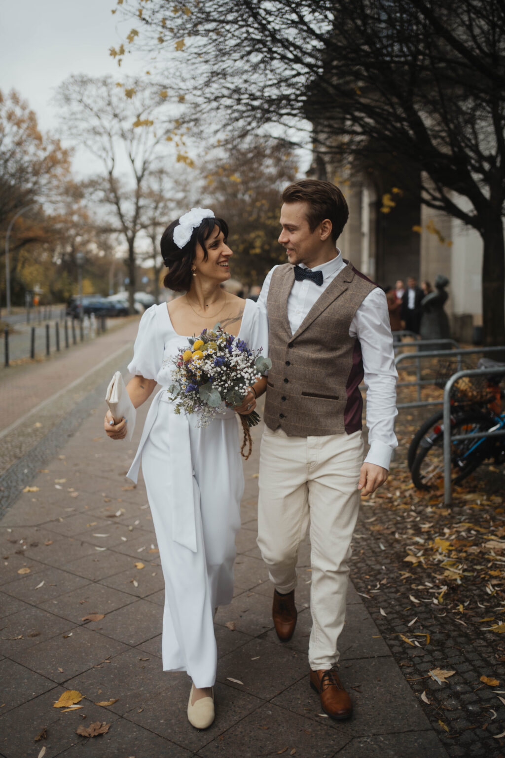 Frisch verheiratetes paar in Berlin auf der Straße Hochzeitsfotografie in Berlin & Brandenburg