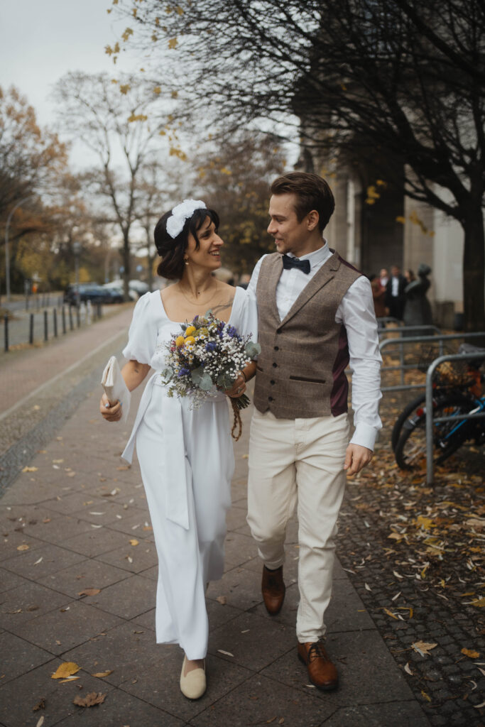 Frisch verheiratetes paar in Berlin auf der Straße Hochzeitsfotografie in Berlin & Brandenburg