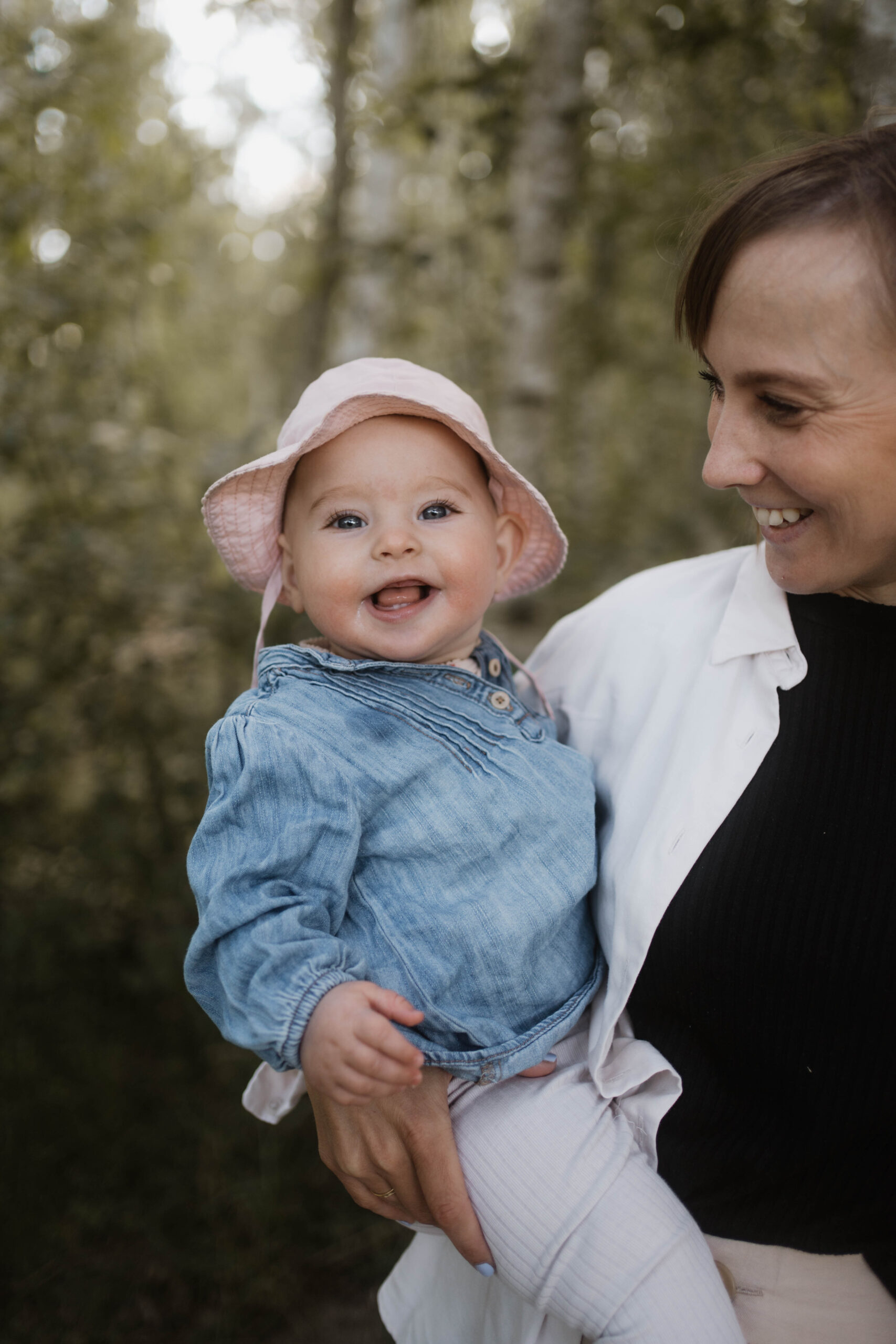 Lachende Tochter im Arm bei der Mama Familienfotografie in Berlin & Brandenburg