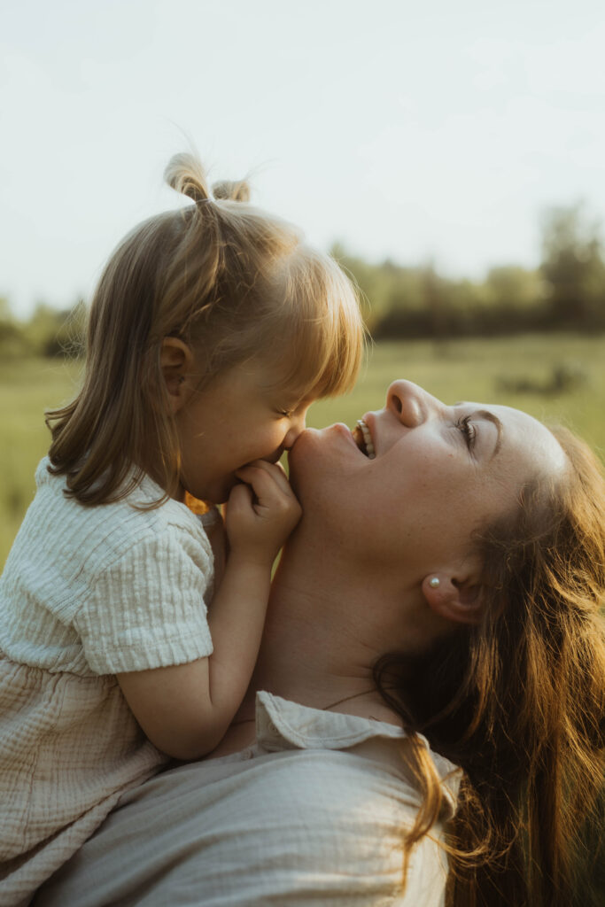 Sonnenuntergang Familie mit kleiner Tochter lachend