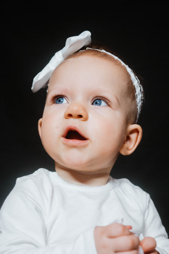 Kleines Baby schaut erstaunt nach oben mit offenen Mund