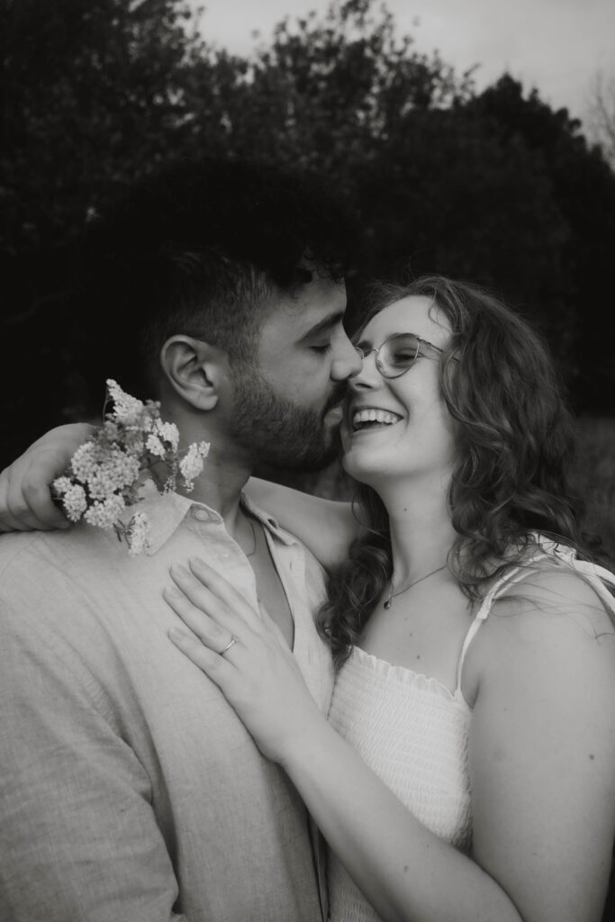 Hochzeitspaar eng umschlungen Hochzeitsfotografie in Berlin & Brandenburg