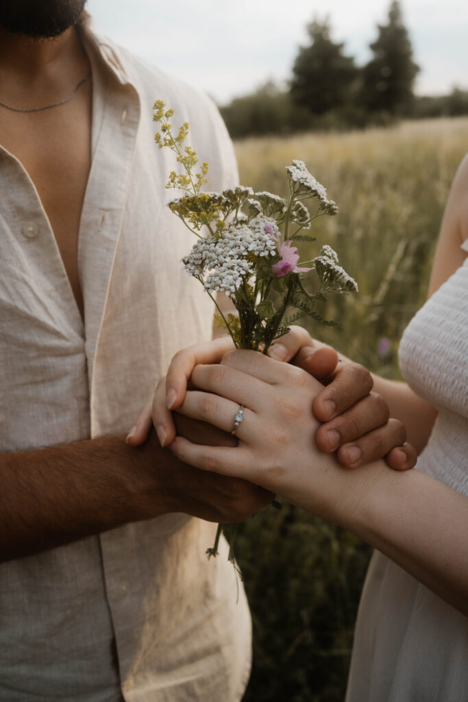Hochzeit Hände halten mit Blumen in Berlin
