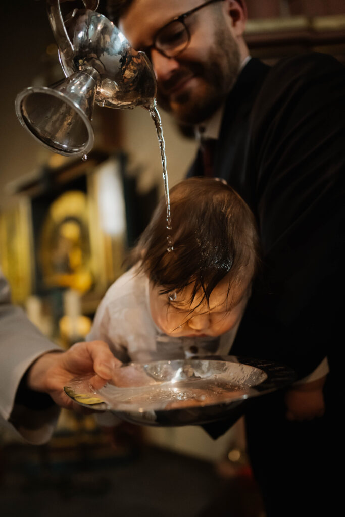 Taufe eines kleinen Jungen in der Kirche