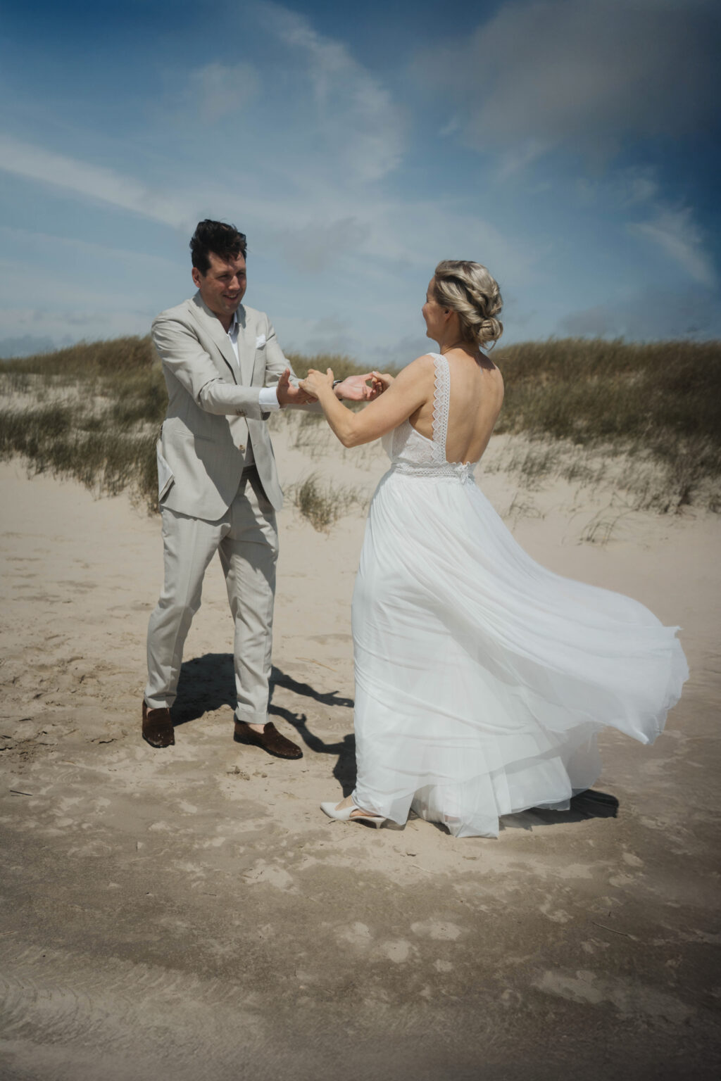 Hochzeitspaar tanzt am Strand