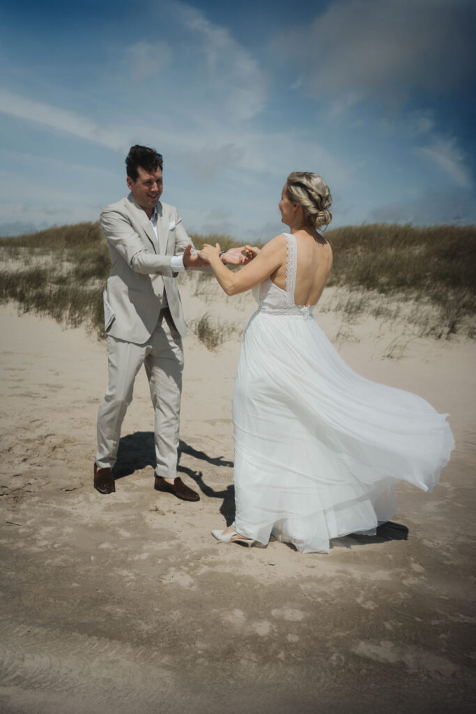 Hochzeitspaar tanzt am Strand