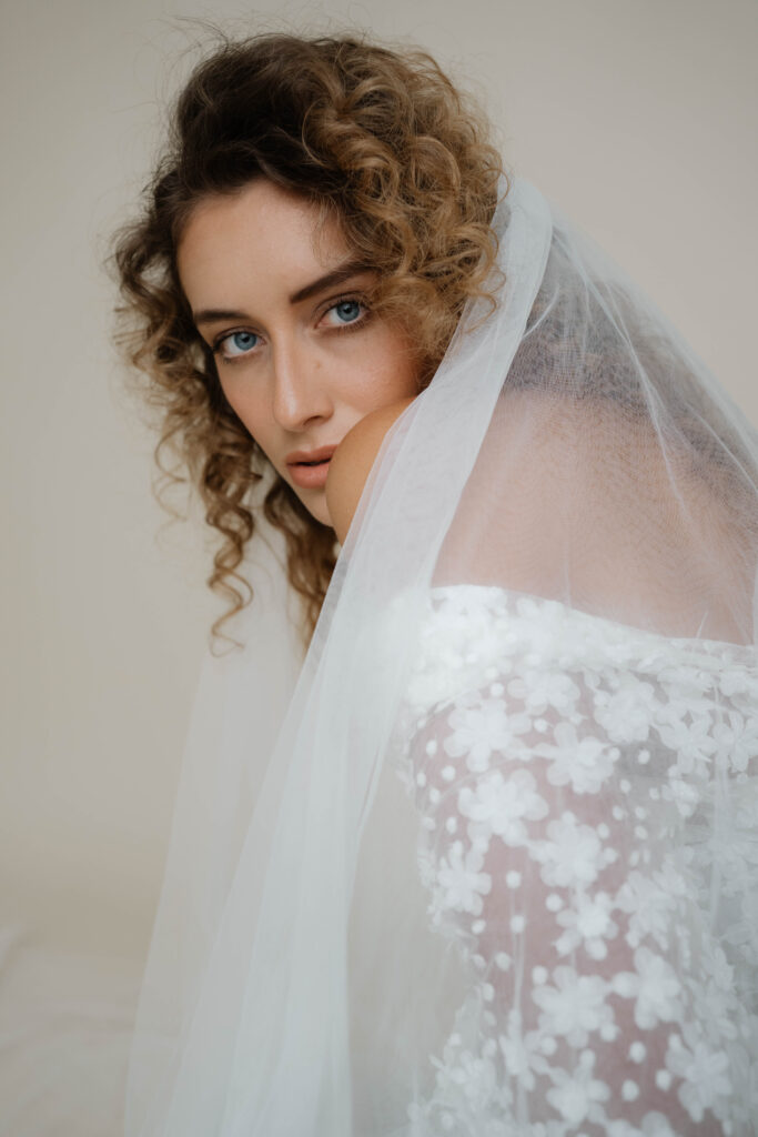 Braut im weißen Hochzeitskleid mit Schleier in Berlin