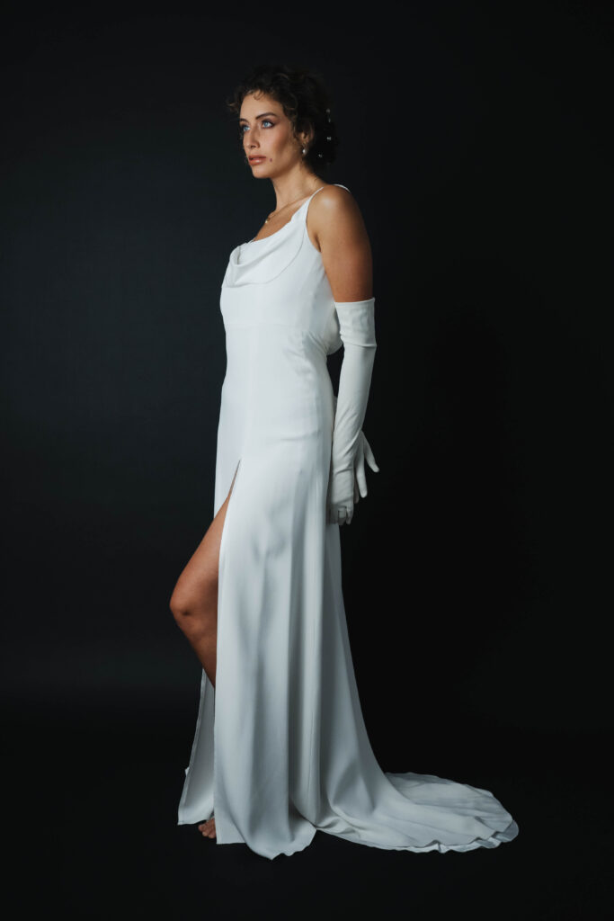 Braut im weißen Seide Hochzeitskleid old money elegante Hochzeitsfotografie in Berlin
