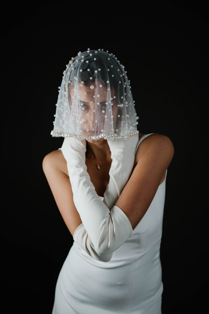 Braut im weißen Seide Hochzeitskleid luxuriös in Berlin Studio Hochzeitsfotografie