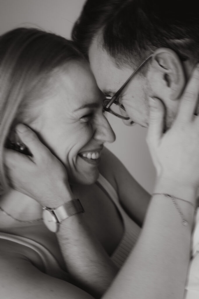 Verlobtes Paar legen Köpfe aneinander und lachen Hochzeitsfotografie in Berlin & Brandenburg