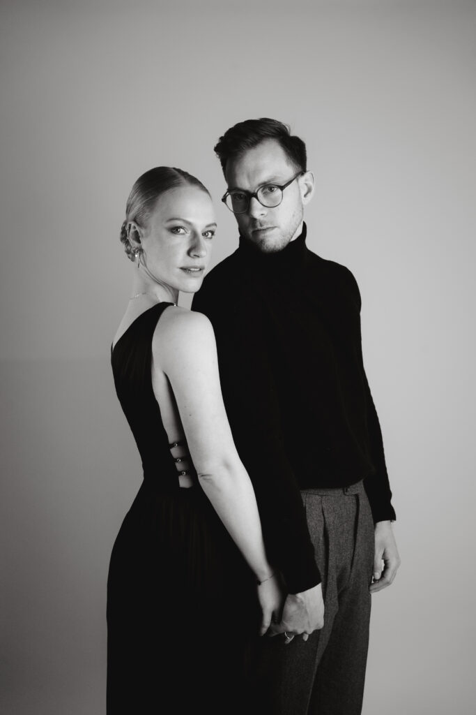 elegantes Paar im Studio mit schwarzem Kleid und Anzug Hochzeitsfotografie in Berlin & Brandenburg