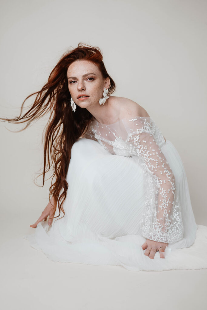 Braut im weißen Hochzeitskleid Editorial Stil im Studio in Berlin Hochzeitsfotografie