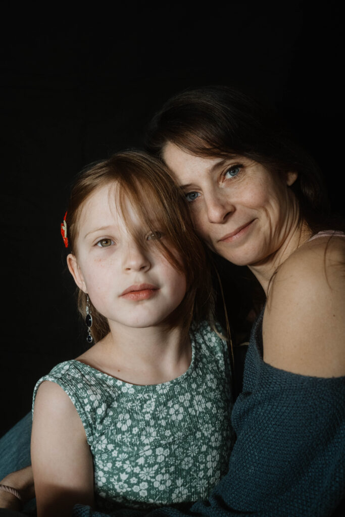 Mutter mit Tochter Porträt im Studio Familienfotografie in Berlin