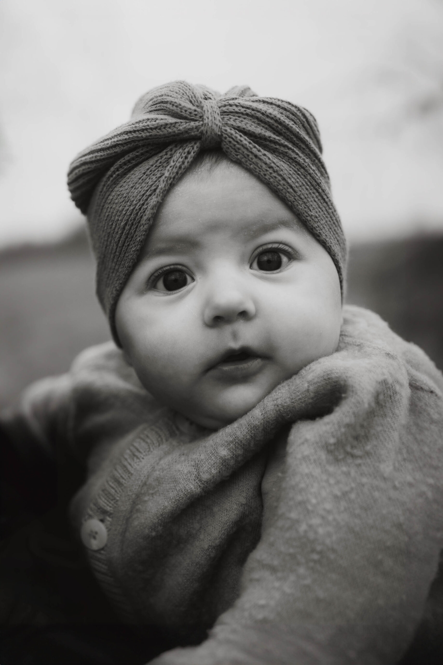 Kleines Mädchen schaut mit großen Augen in die Kamera