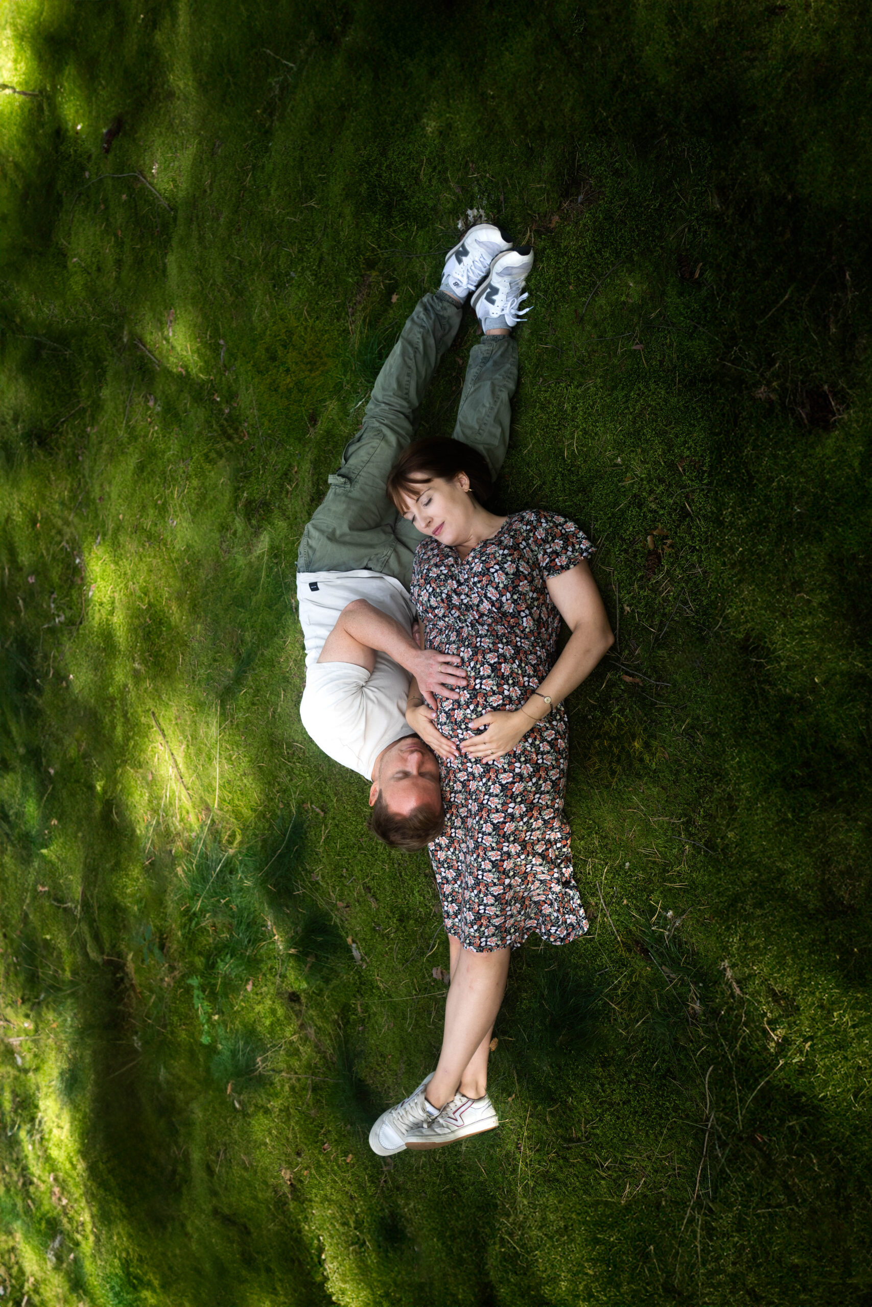 Schwangere Frau mit Babybauch bei einem Schwangerschaftsshooting Paar im Wald