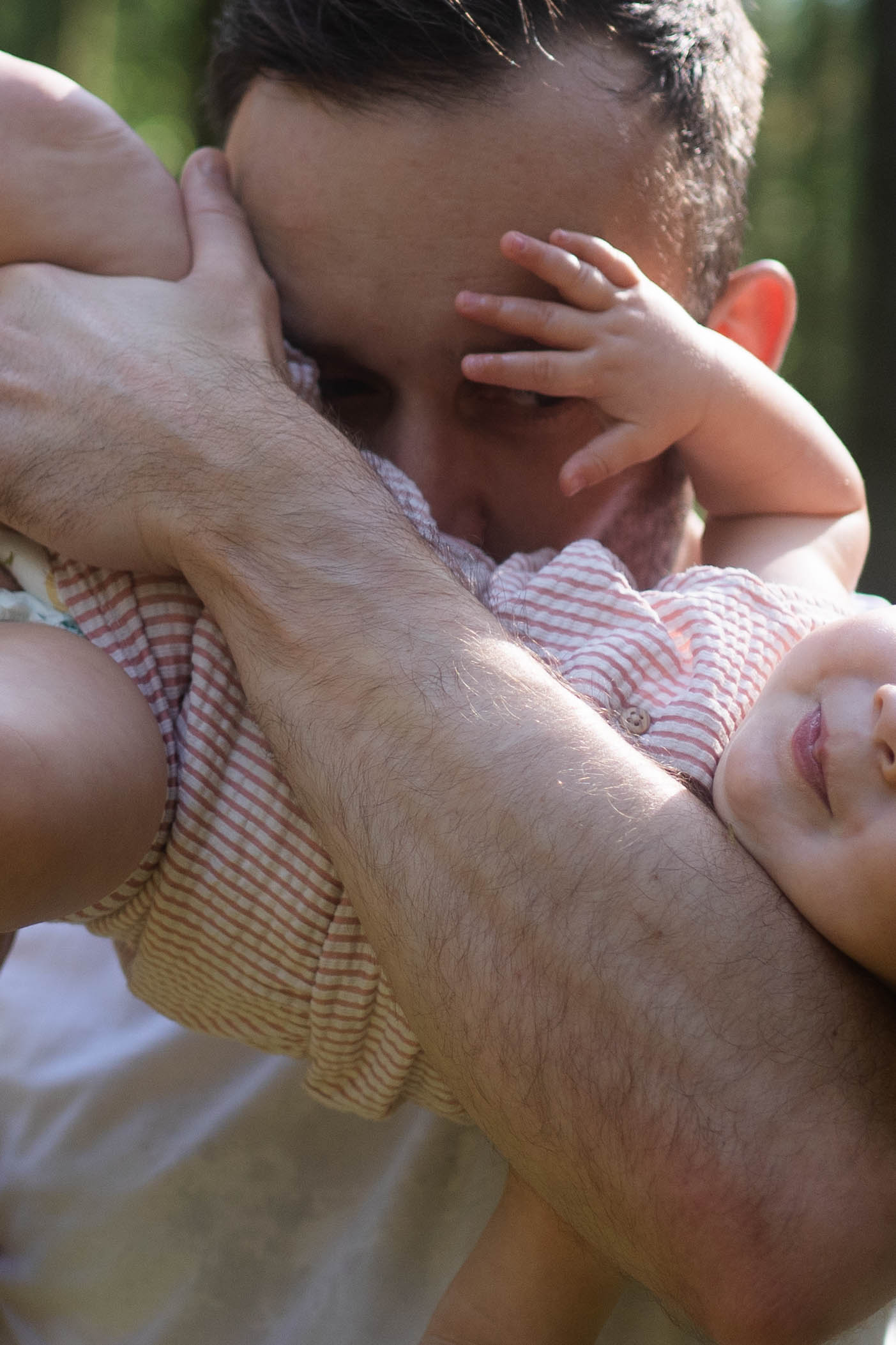 Papa schäkert mit seinem kleinen Baby