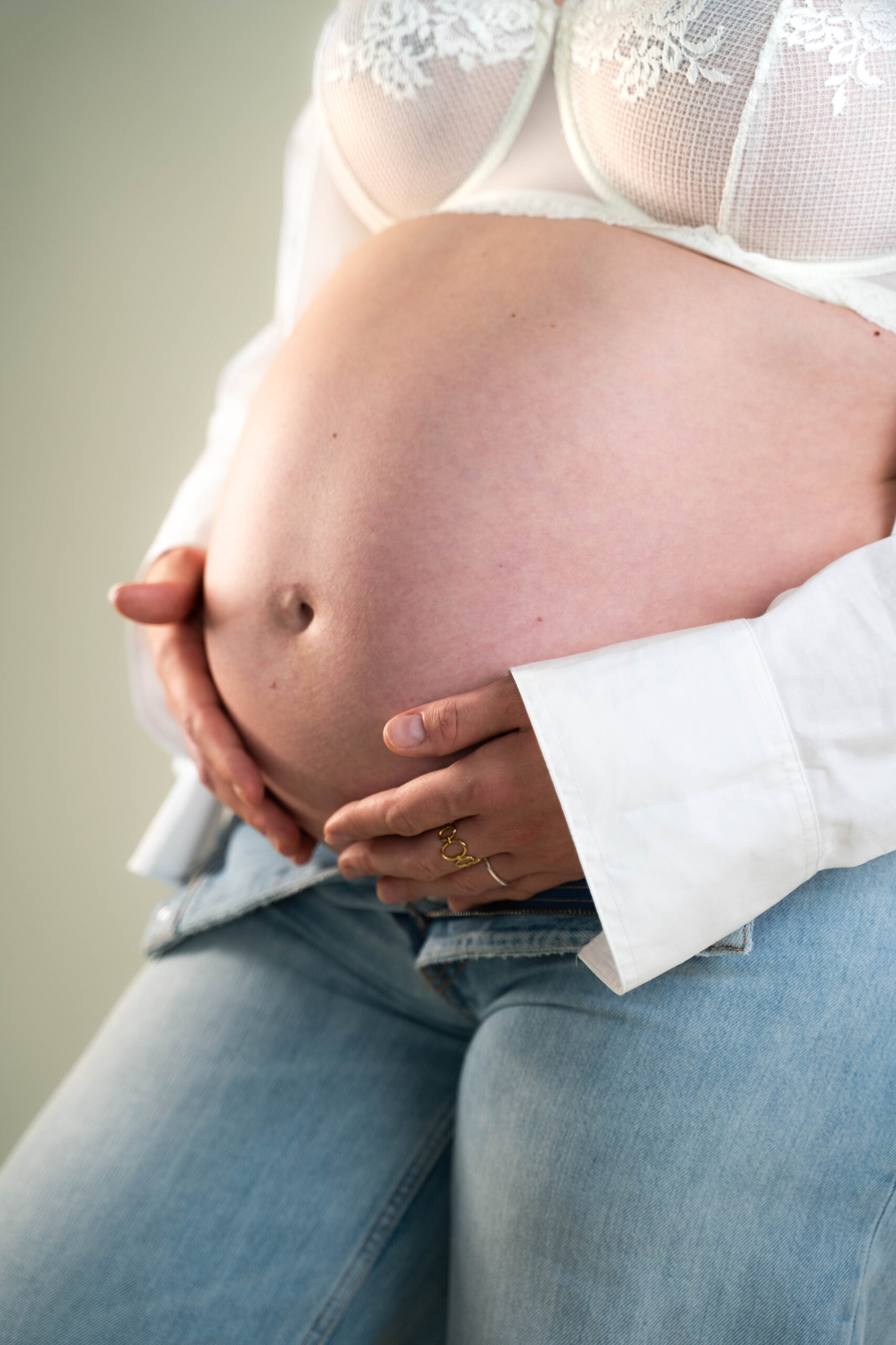 Babybauch einer Hochschwangeren Hände fassen an Bauch